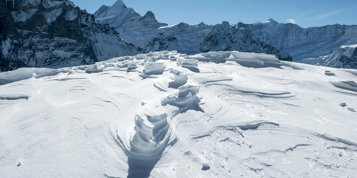 Ślady w głębokim śniegu na wysokogórskim plateau