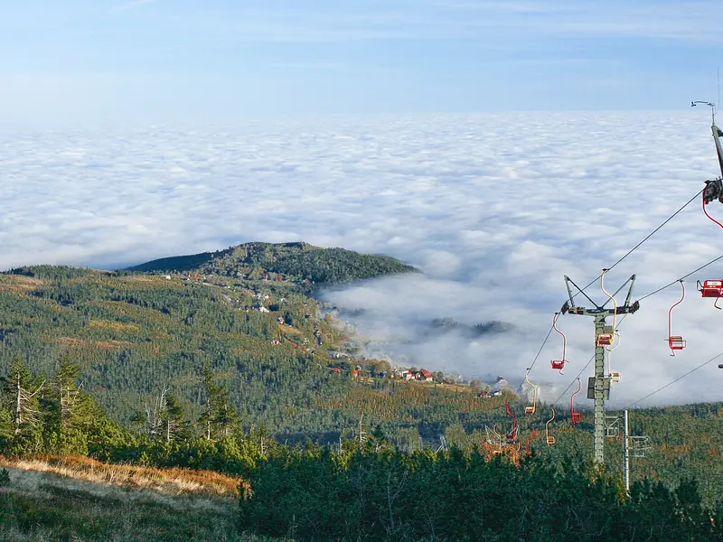 Wyciąg krzesełkowy na zboczu Kopy nad morzem chmur zalegającym nad Karpaczem