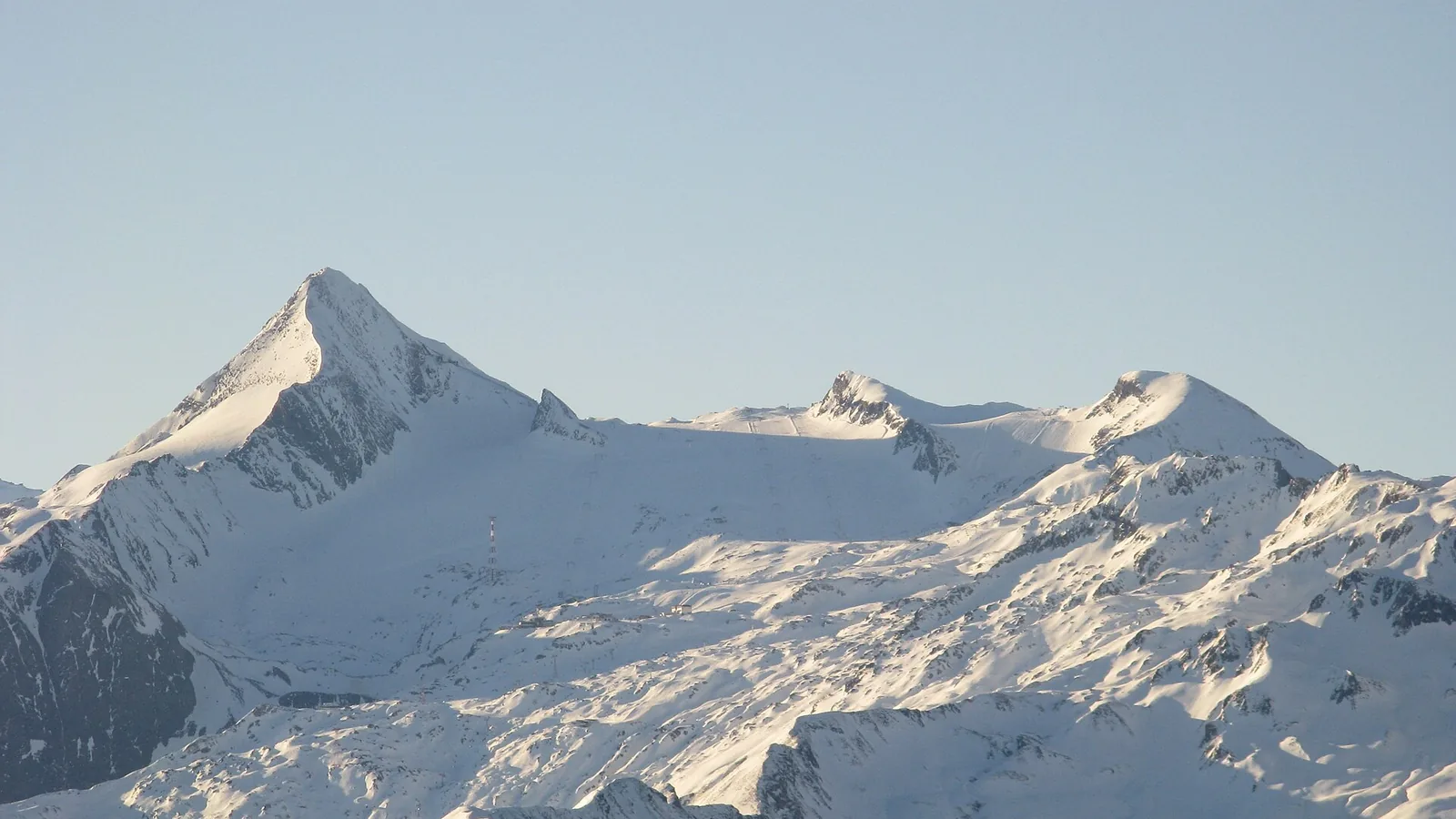 Ostry, ośnieżony wierzchołek Kitzsteinhorn i sąsiednie lodowce w popołudniowym słońcu