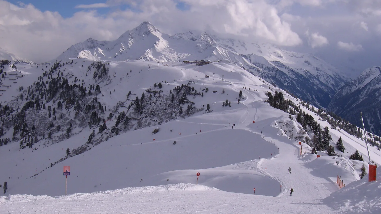 Ośnieżone trasy narciarskie na płaskowyżu Penken nad Mayrhofen, w tle szczyty Alp Zillertalskich