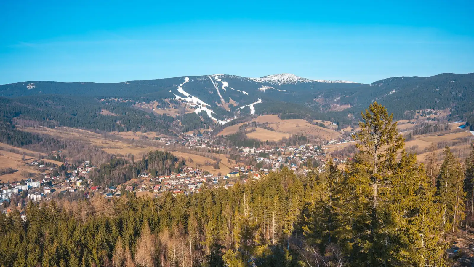 Widok ze wzgórza Stráž na Rokytnice nad Jizerou i trasy zjazdowe na zboczach Lysej hory i Kotla